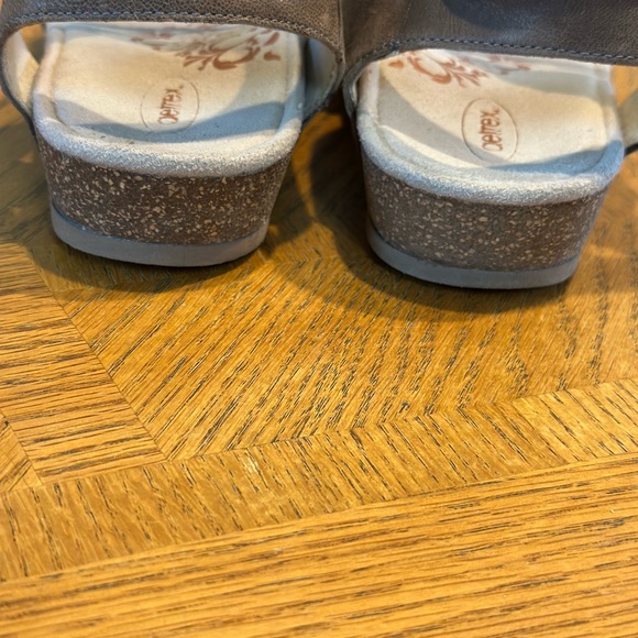 Aetrex Brown and Gray Women's Sandals - Picture 6 of 7